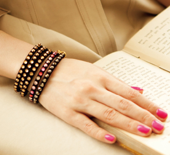 何本かまとめてつければ自分だけのブレスレットに。